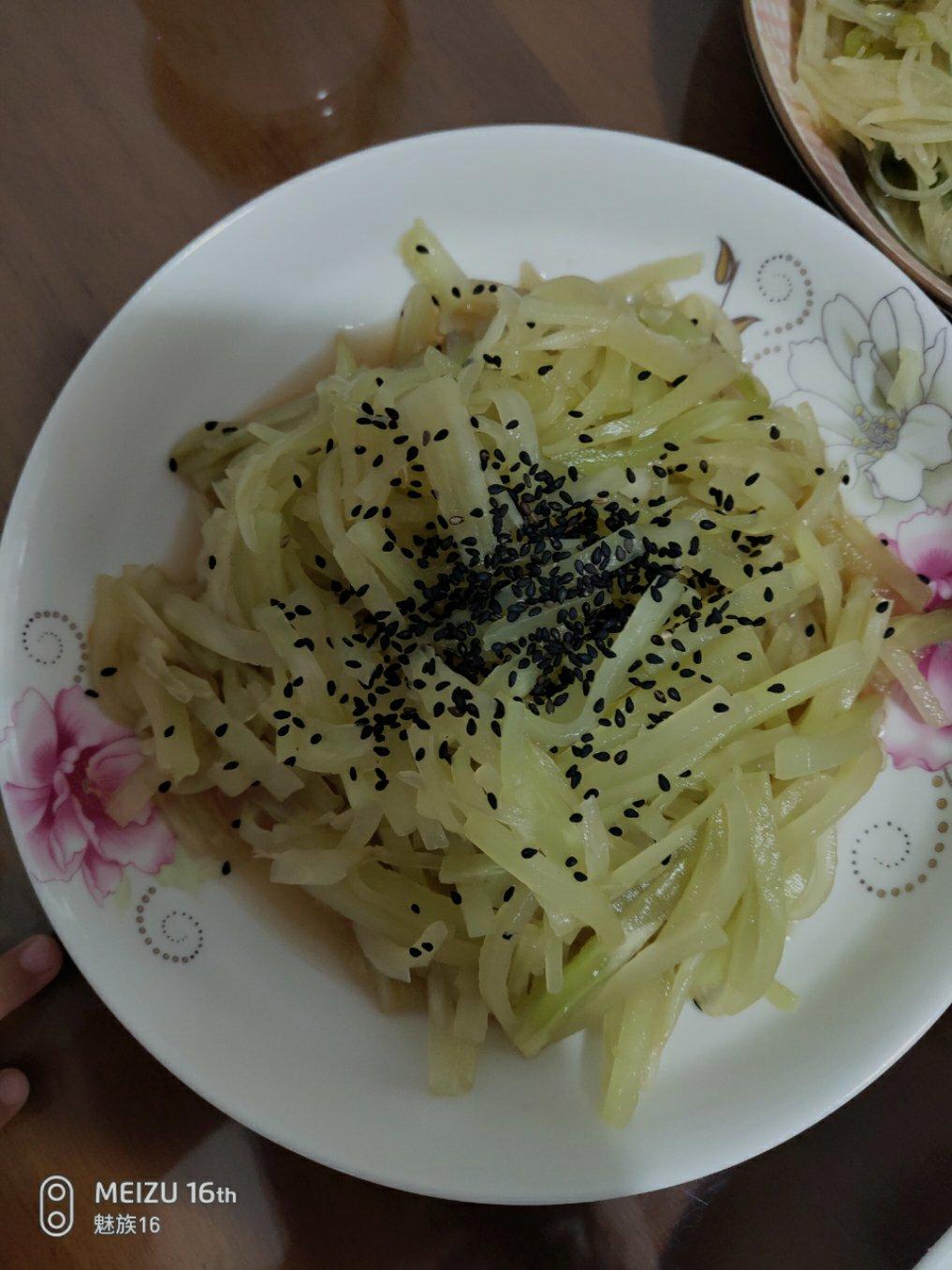 厨师长教你：夏日开胃小菜“凉拌莴笋丝”的家常做法，简单易学赶紧收藏吧