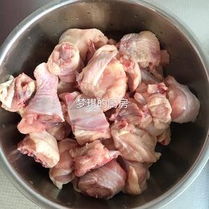 鸡肉炖粉条的做法 步骤1