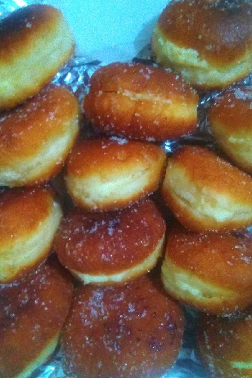 好吃到哭泣的甜甜圈VANILLA CREAM-FILLED DOUGHNUTS