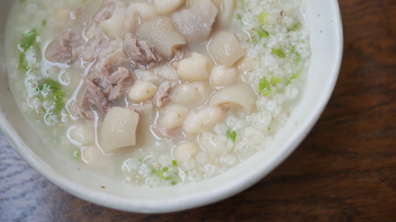 白芸豆猪蹄排骨汤的做法