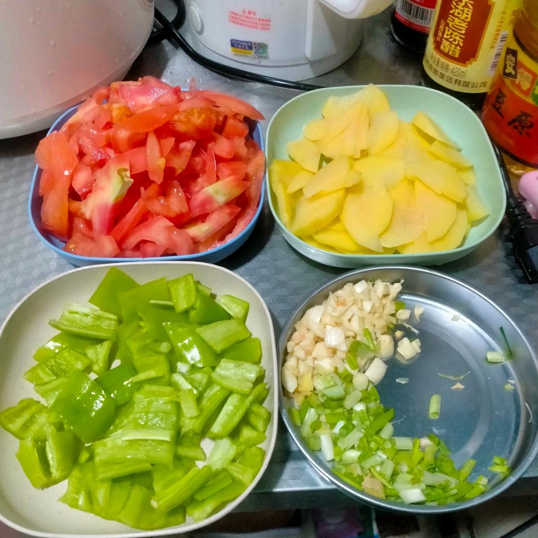 土豆片炒青椒西红柿