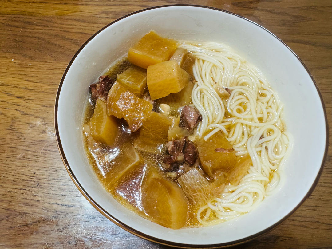 萝卜焖牛腩 （好吃得可以摆摊了）