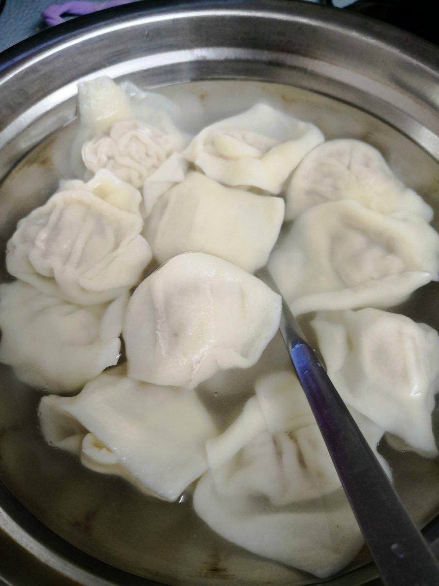 薄如蝉翼的手擀馄饨皮