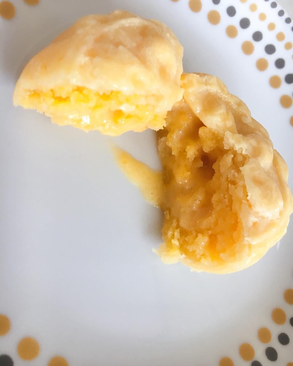 金沙奶黄流心月饼