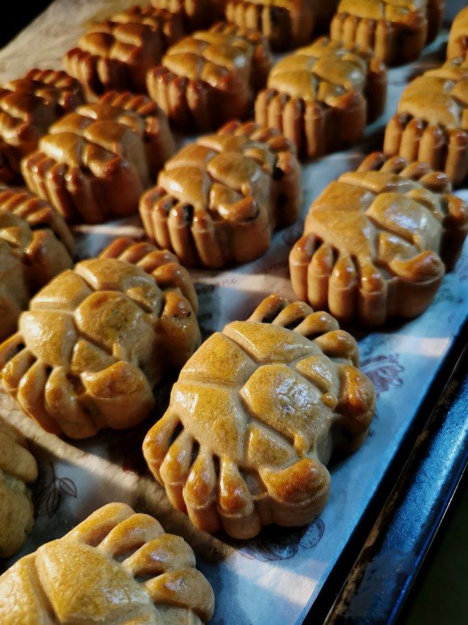 广式月饼－－蛋黄豆沙月饼