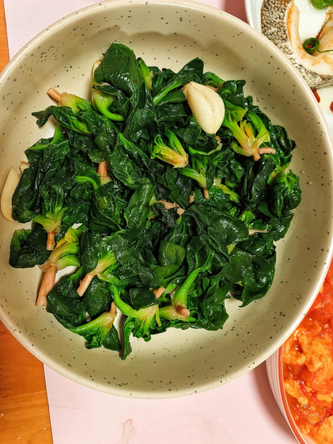 不涩口又嫩的清炒菠菜