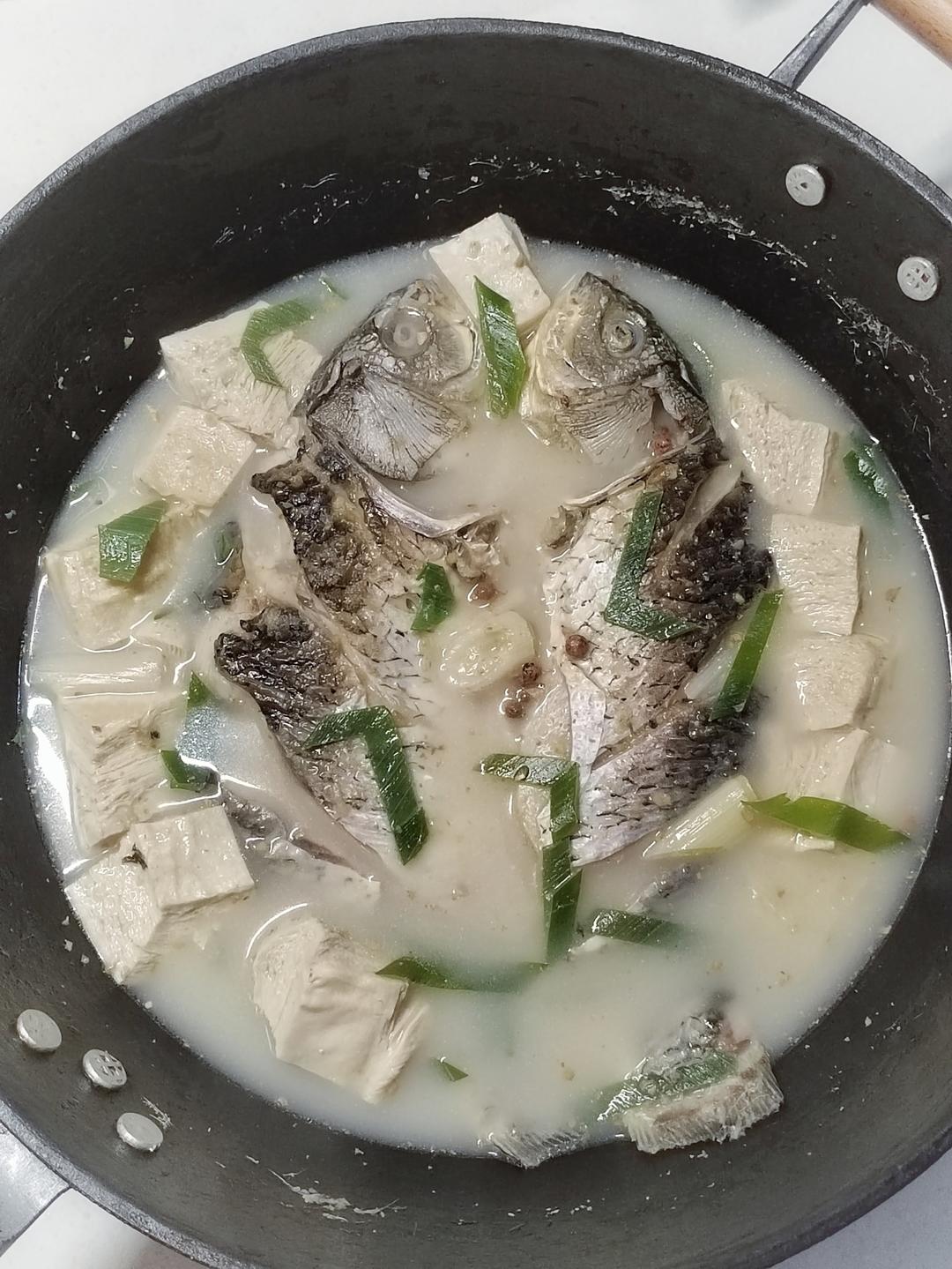 奶白鲫鱼豆腐汤|一条鱼最后的温柔