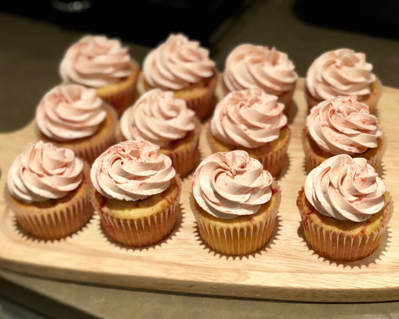 Strawberries and cream cupcakes 奶油草莓杯子蛋糕