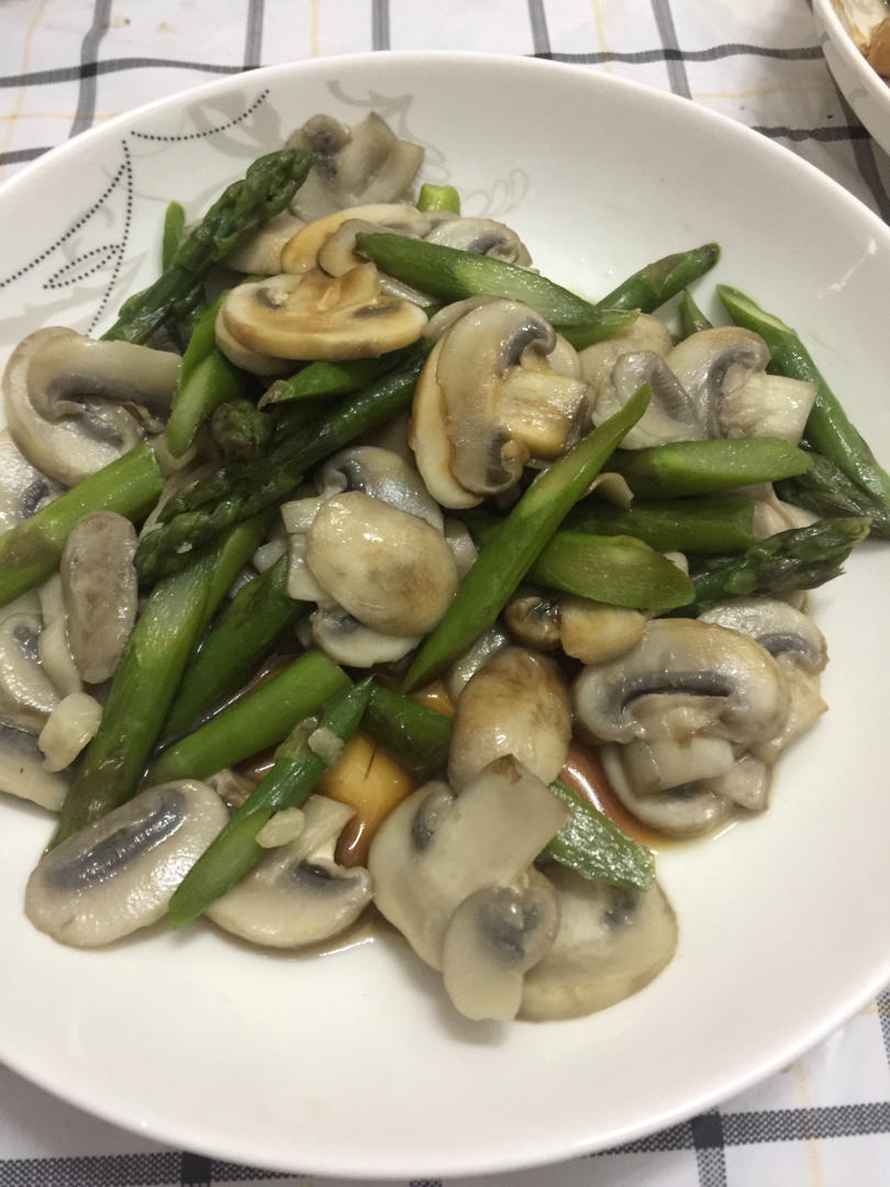 芦笋炒白蘑菇