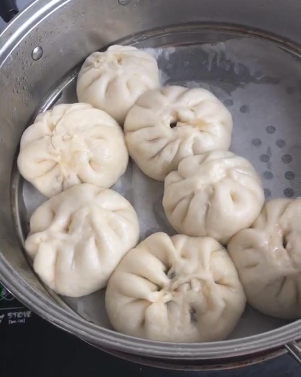 云朵般松软爆浆蜜汁叉烧包