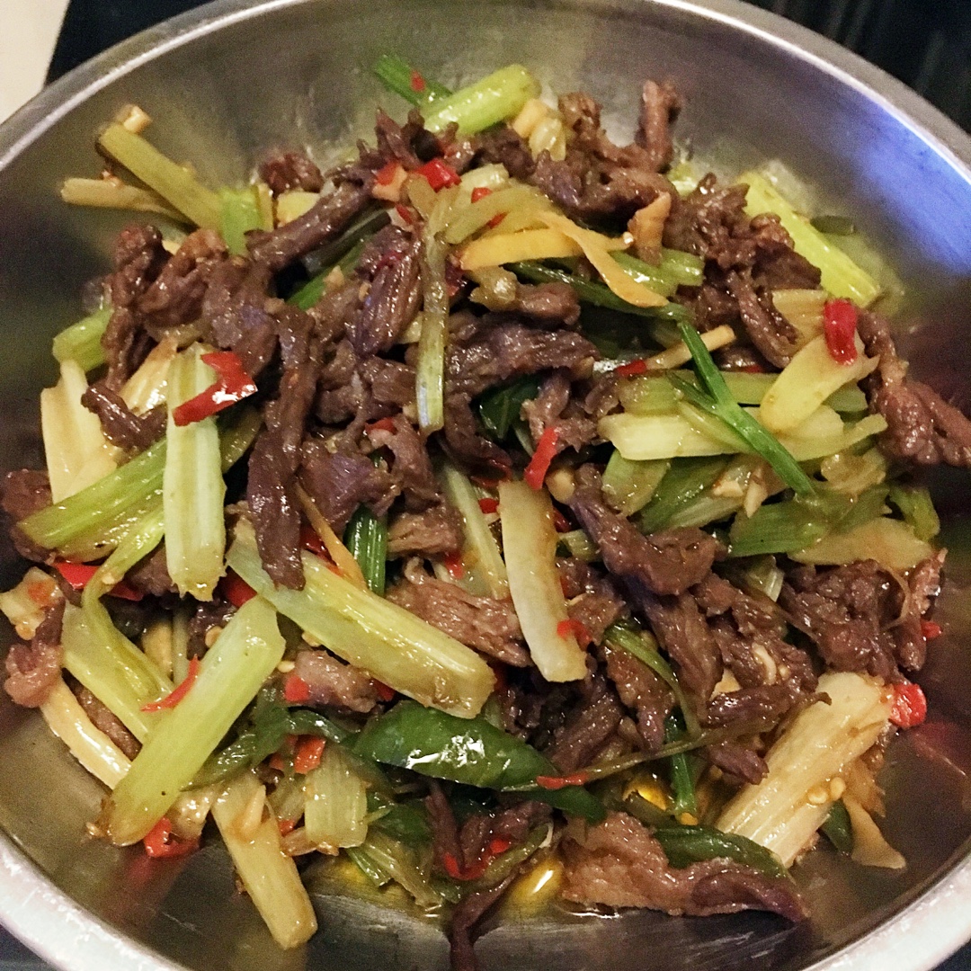 天涼若水做的湘菜口味的芹菜炒牛肉