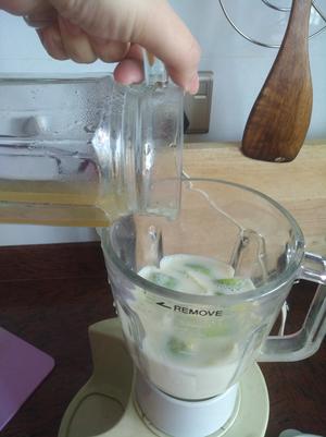牛油果绿茶奶昔的做法 步骤2