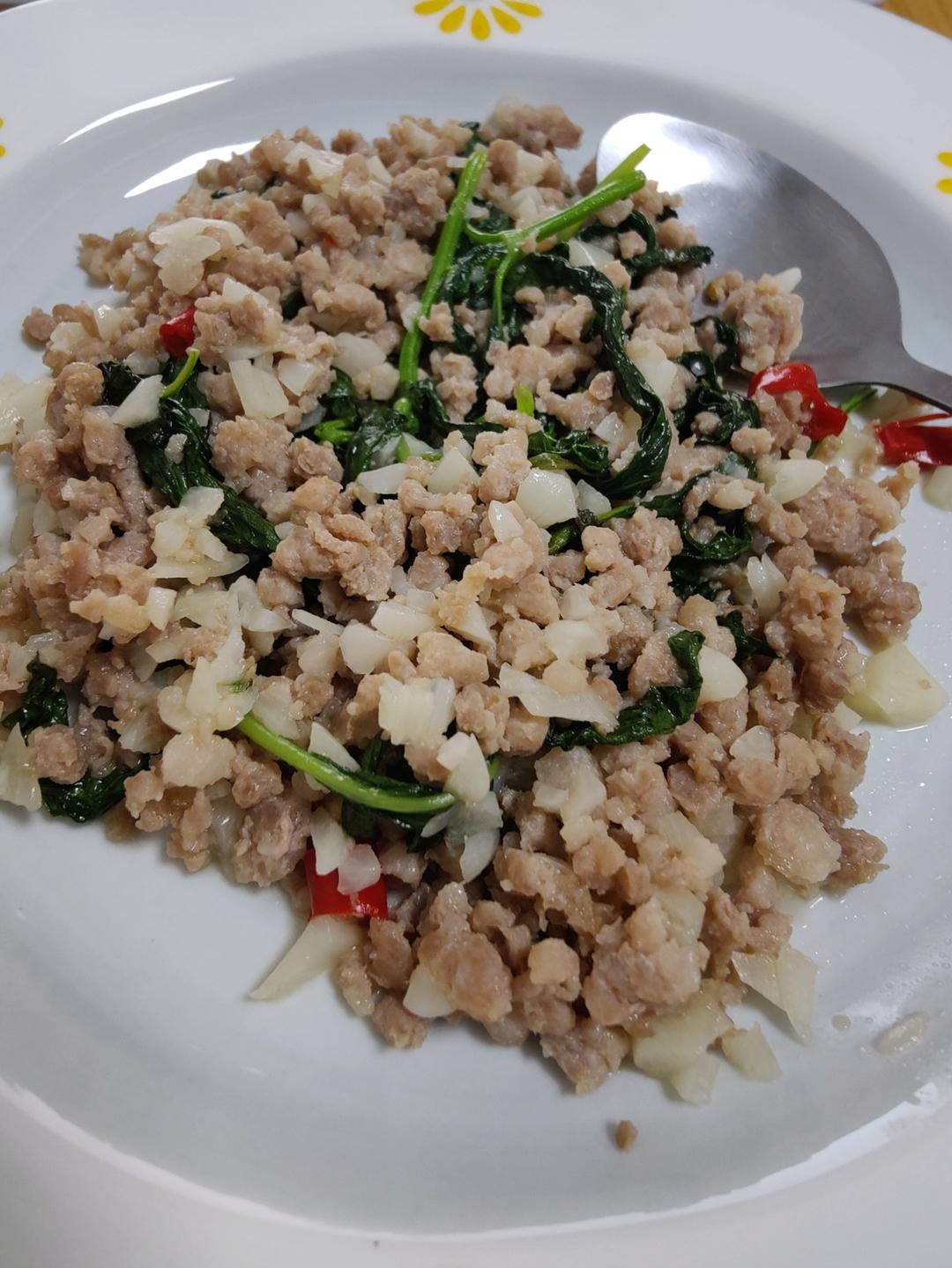 泰式罗勒叶炒肉末 ผัดกระพราว