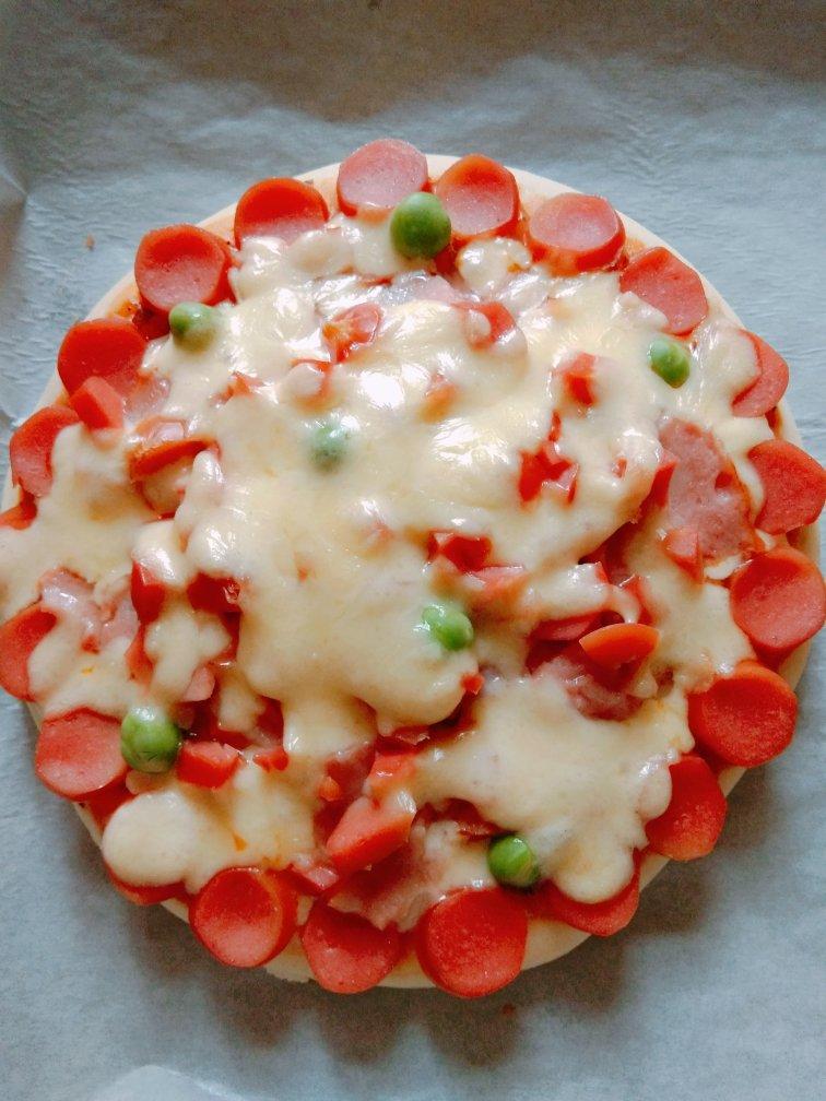 火腿肠围边披萨