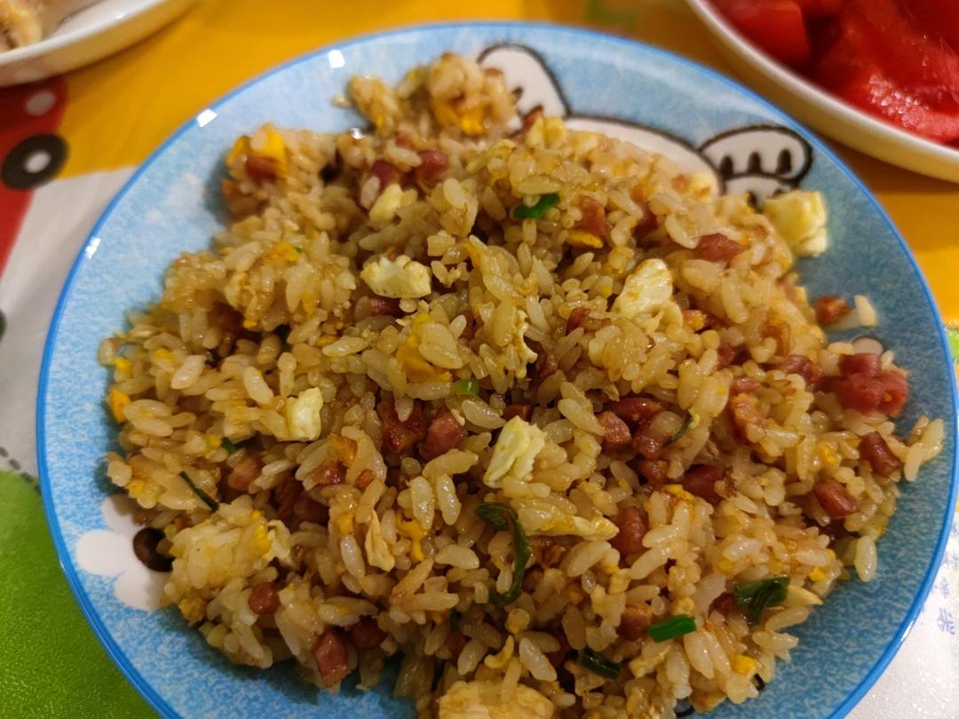 厨师长教你：“酱油炒饭”的家常做法，里面满满的小技巧，很受用