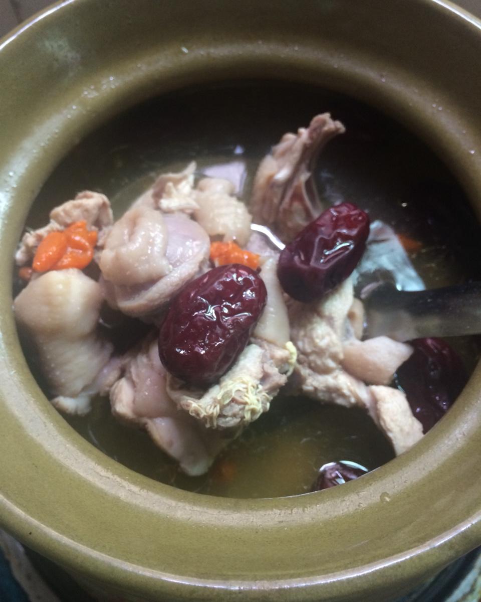 红枣枸杞桂圆炖鸡