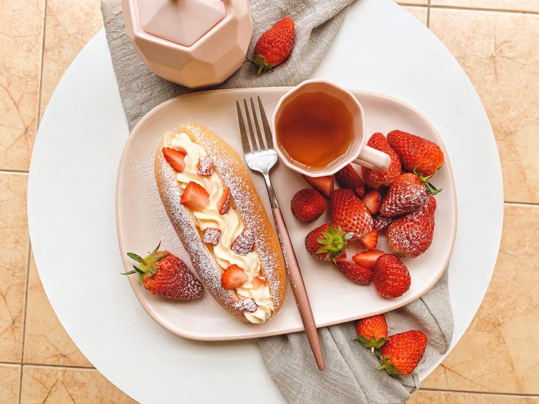 奶油草莓热狗面包