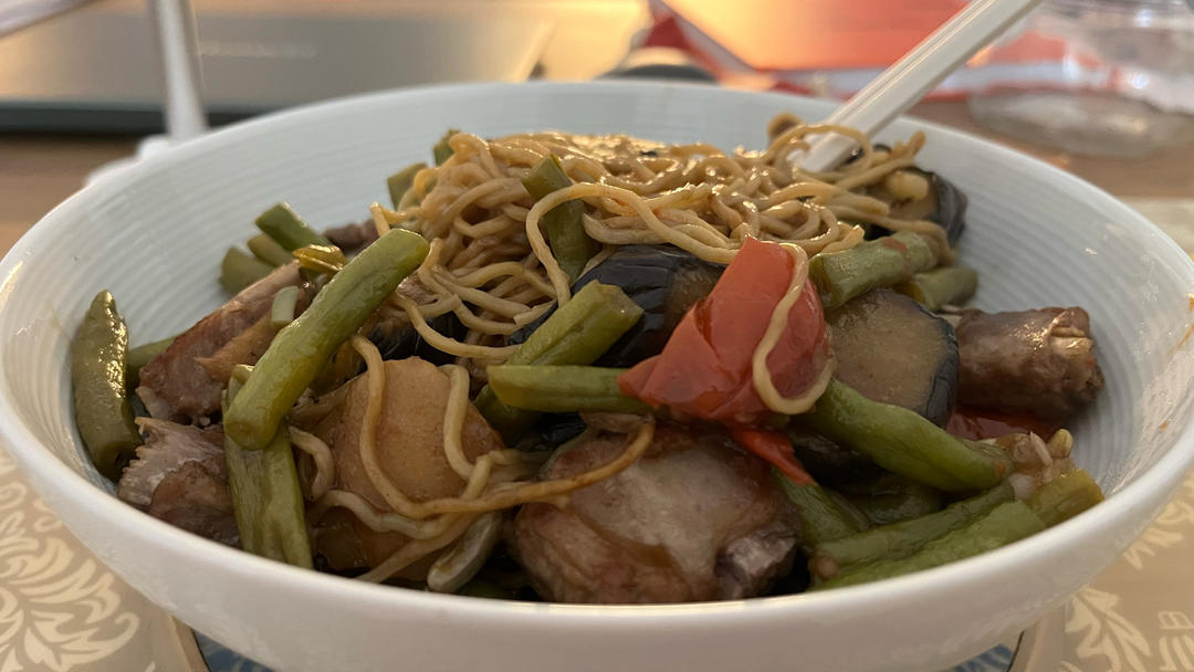 曼食慢语丨排骨豆角焖面