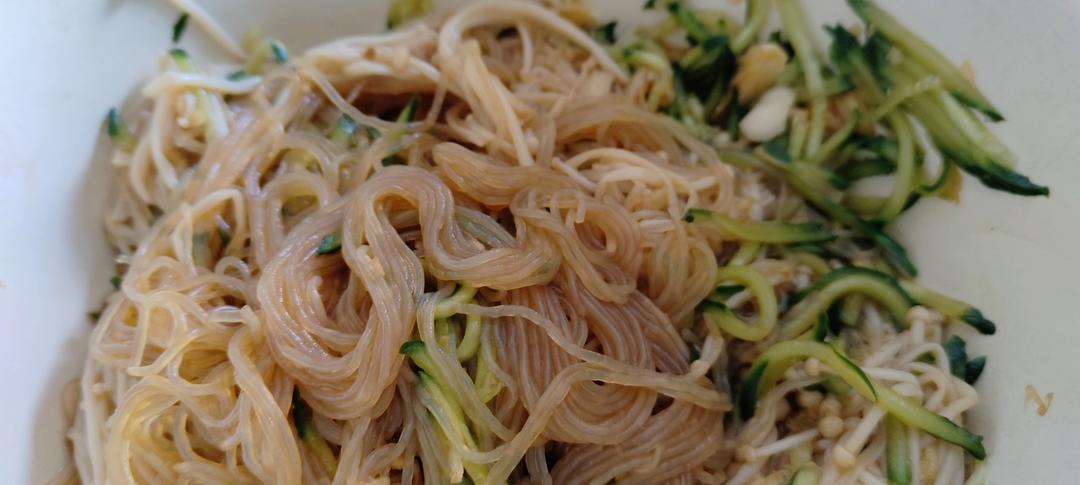 凉拌黄瓜金针菇粉丝