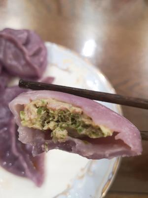 紫薯饺子皮包的两种🥟 ：韭菜黑椒罗勒猪肉馅&牛奶咸鸭蛋黄水白菜猪肉馅的做法 步骤7