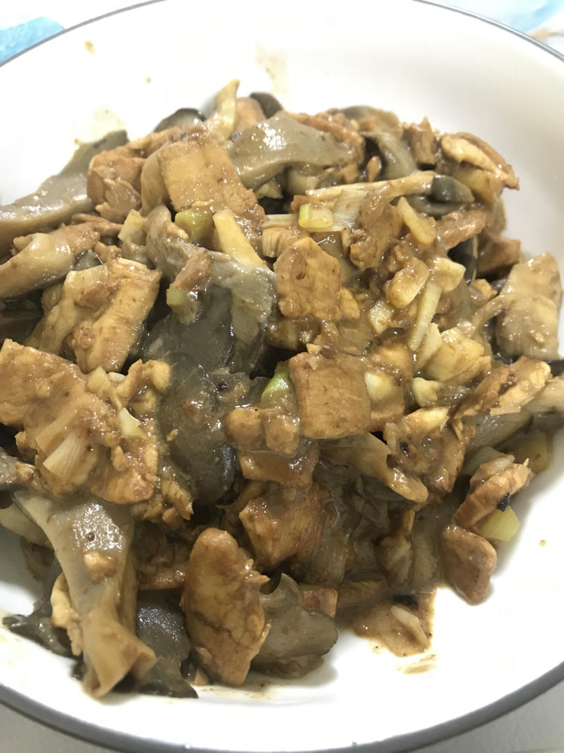 平菇炒鸡肉
