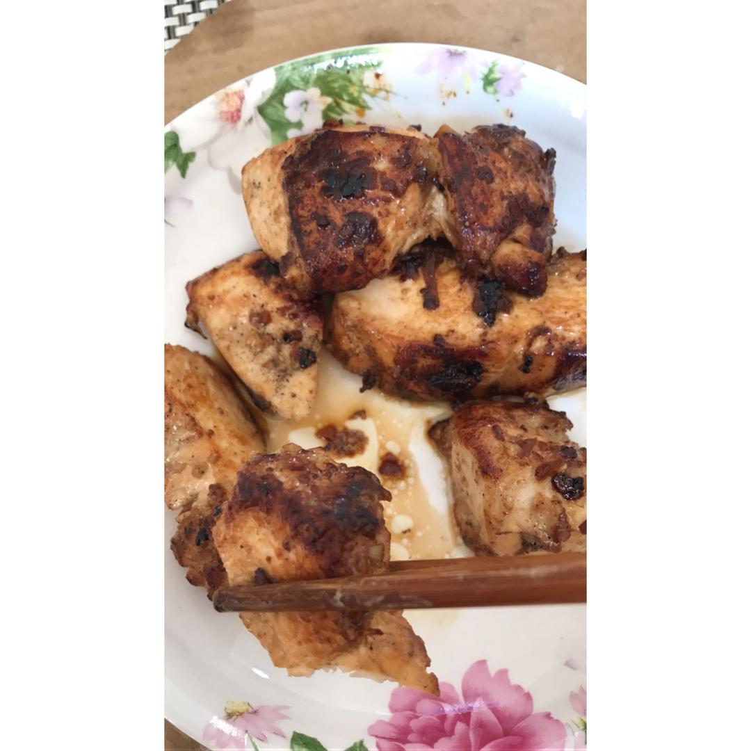 酷炫屌炸天好吃的煎鸡胸肉（香蒜蜂蜜煎鸡胸肉）