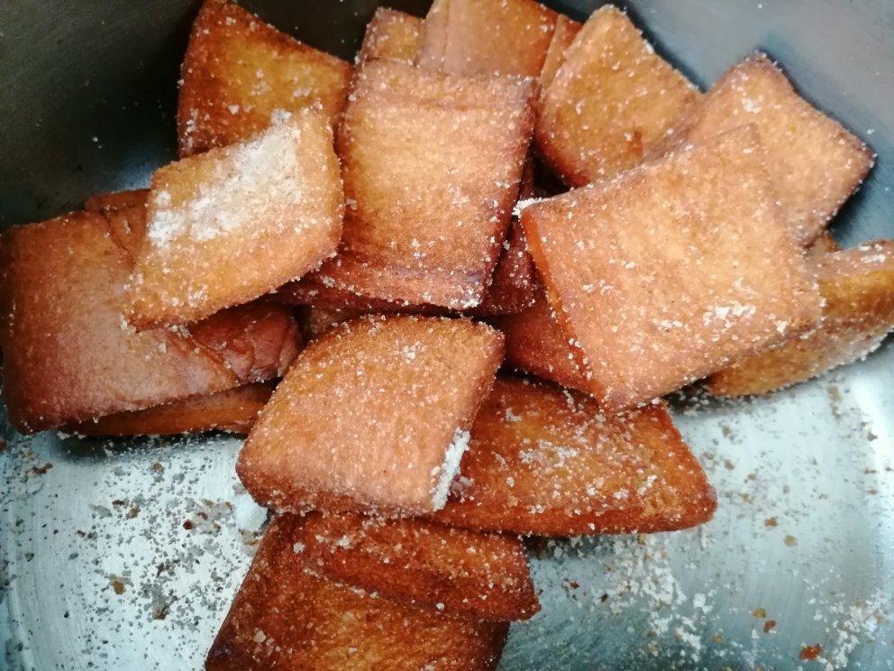简单、易做，带着葱香的花生糖。