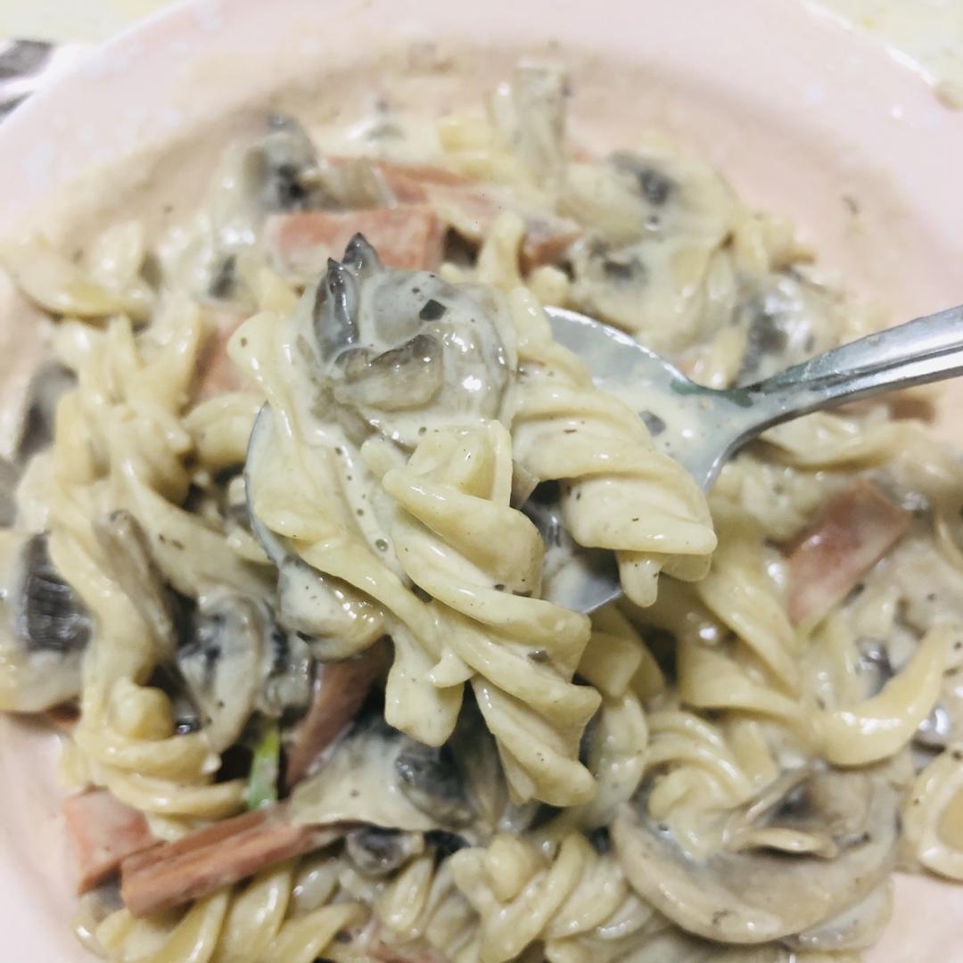 奶油培根蘑菇意面