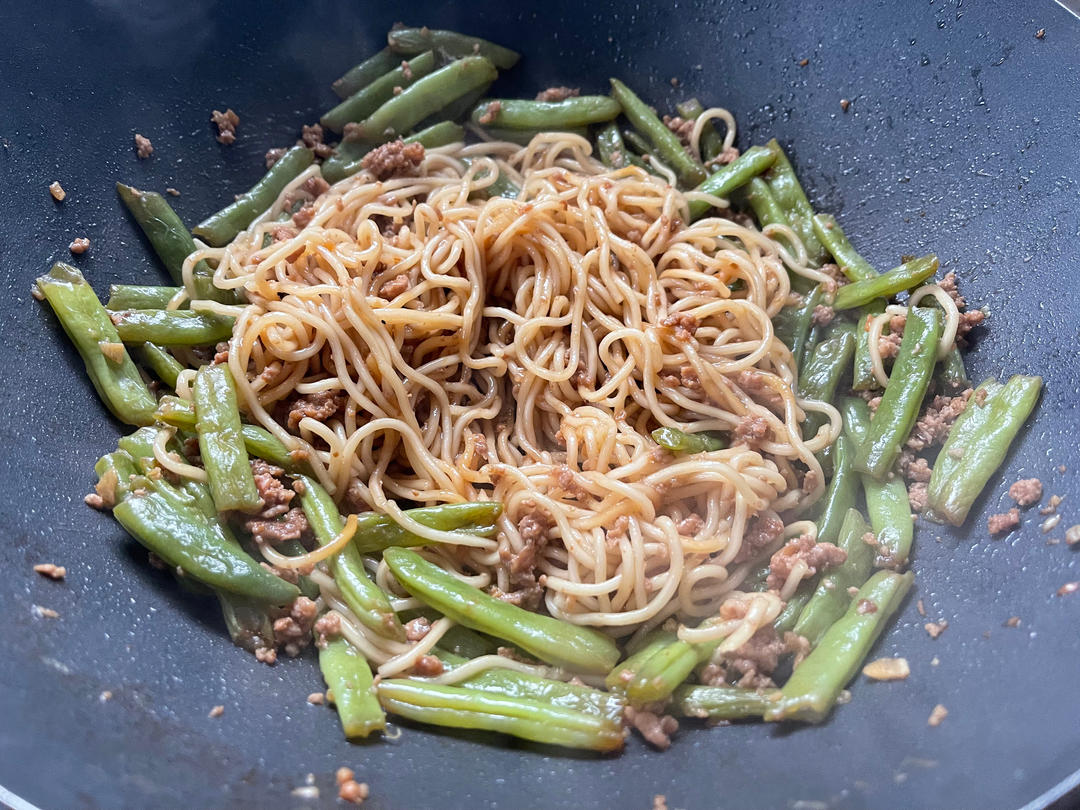 曼食慢语丨排骨豆角焖面