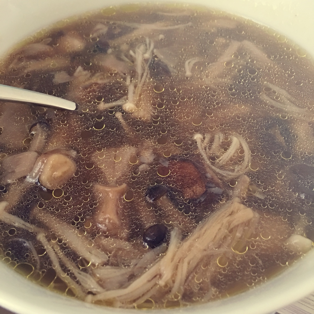 新鲜菌汤（蘑菇汤）