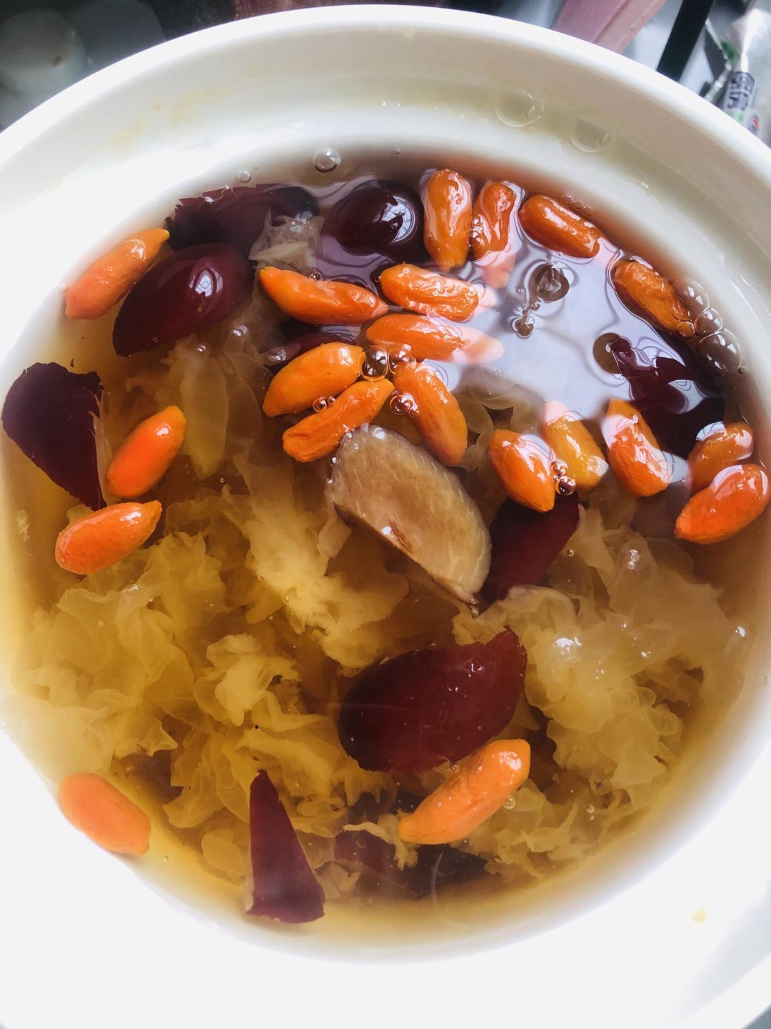 红枣枸杞银耳汤