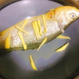 清蒸黄花鱼（不会出错的蒸鱼法子）的做法 步骤3