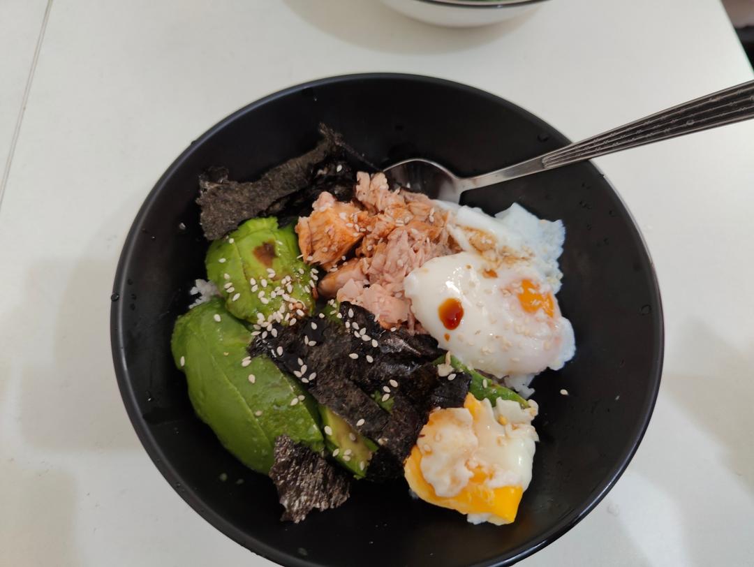 10分钟快手减脂餐 ｜ 日式牛油果金枪鱼拌饭