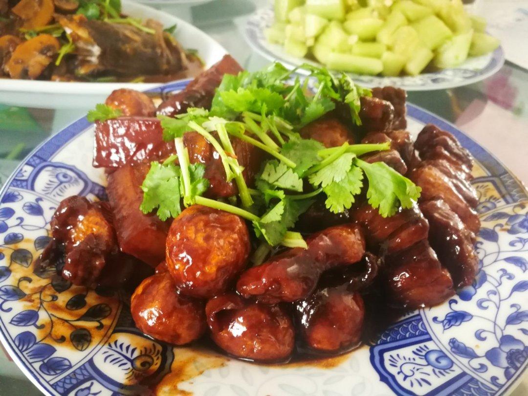 红烧五花肉炖虎皮鹌鹑蛋