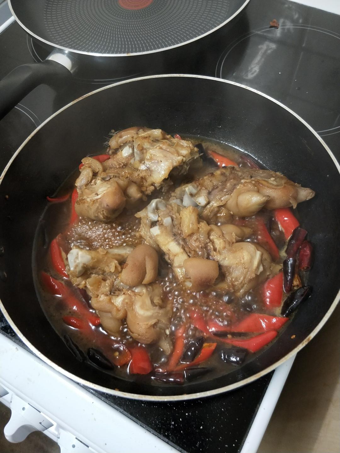 美味的黄豆炖猪蹄