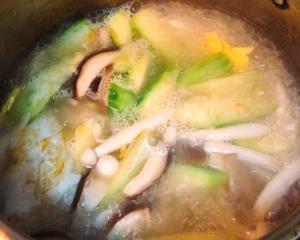快手汤｜丝瓜鸡蛋菌菇汤的做法 步骤13