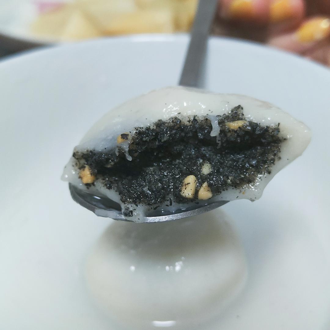 花生黑芝麻汤圆