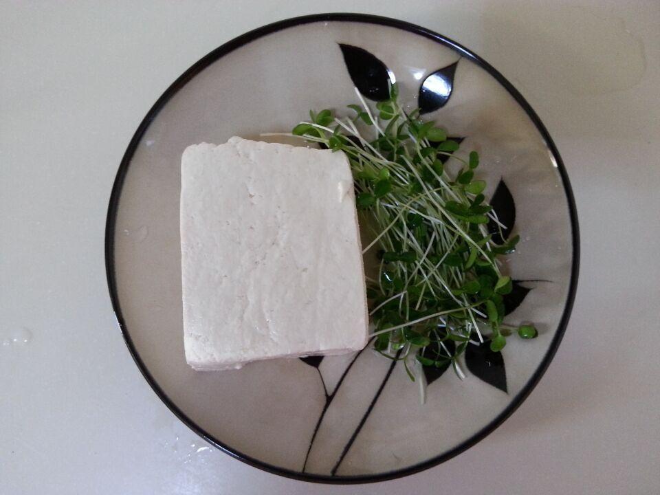 香椿苗拌豆腐的做法 步骤1