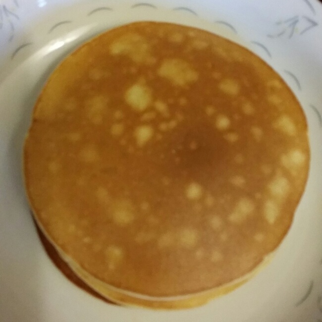 【酸奶松饼yogurt pancake】，搭上黑莓果酱和枫糖的美味。