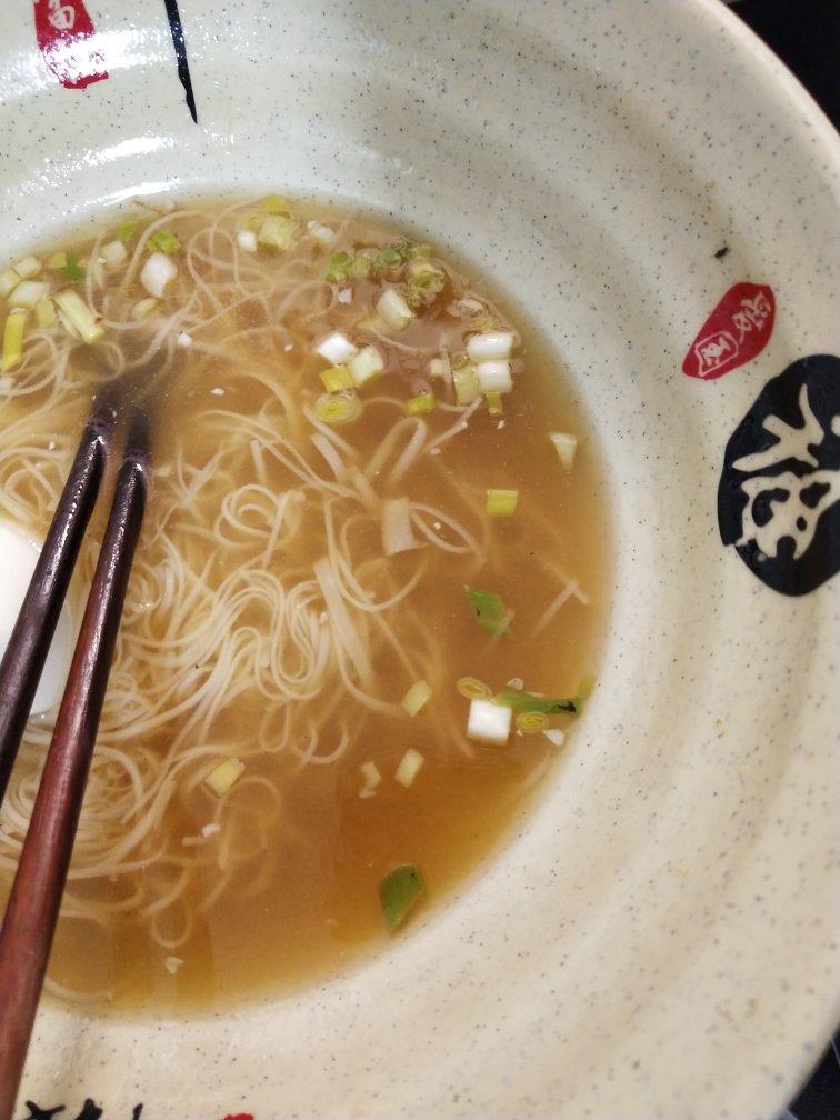 一碗清汤面 🍜 —— 秋日里的治愈系