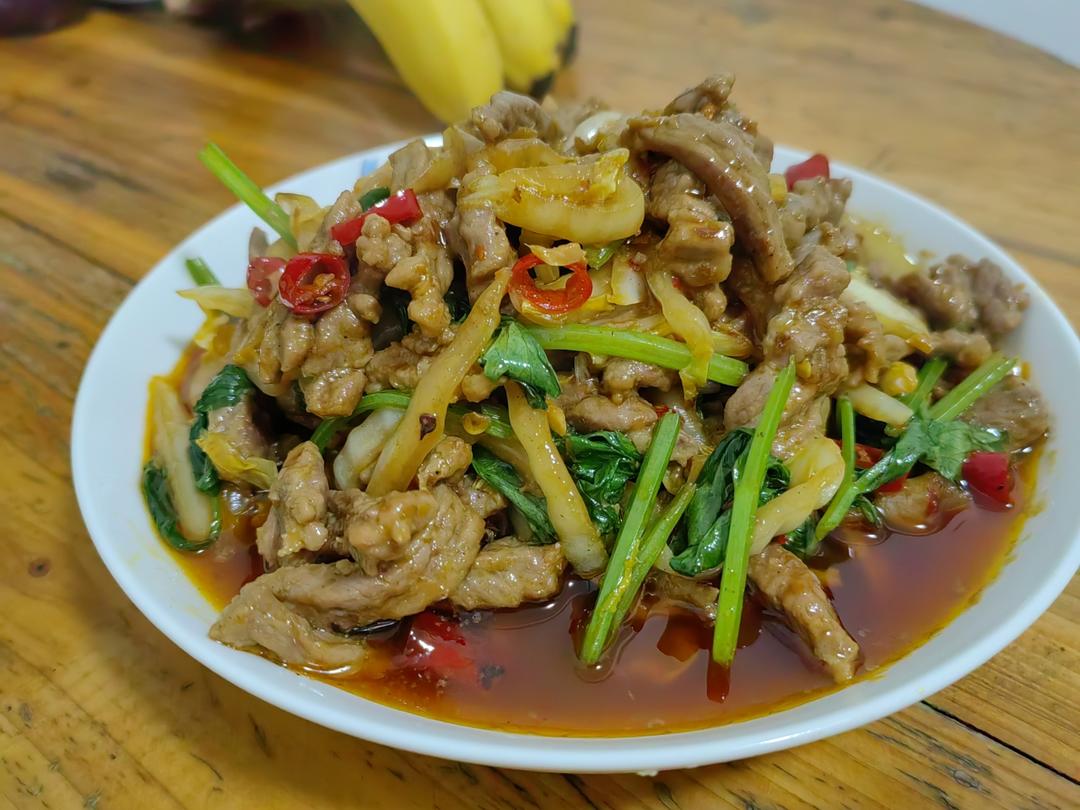 下饭神器又来了，试试这道白菜梗炒牛肉！！