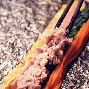 母亲节做饭给妈妈吃——金枪鱼紫菜包饭的做法 步骤5