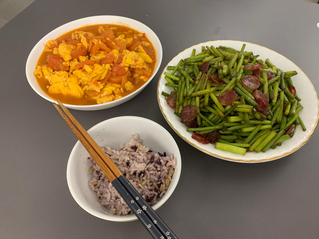 腊肠炒蒜苔