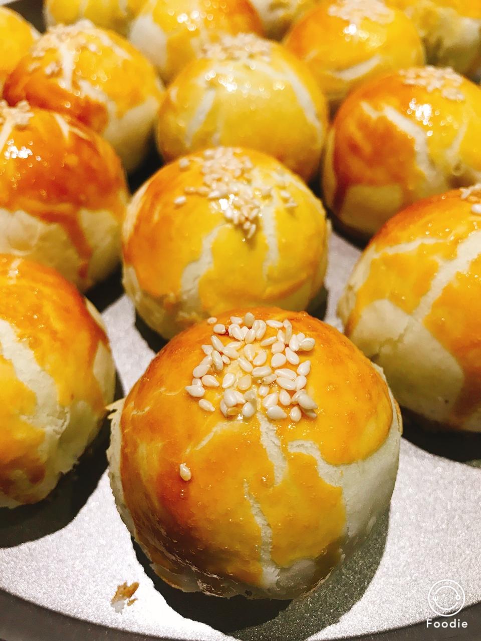 蛋黄酥 Danhuangsu