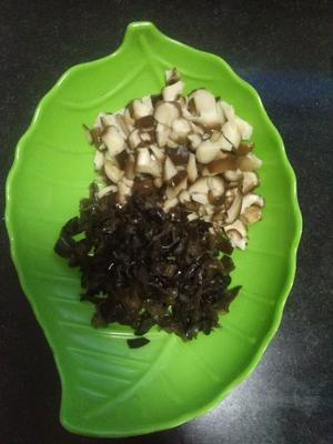 虾仁鲜贝香菇木耳蔬菜粥的做法 步骤1