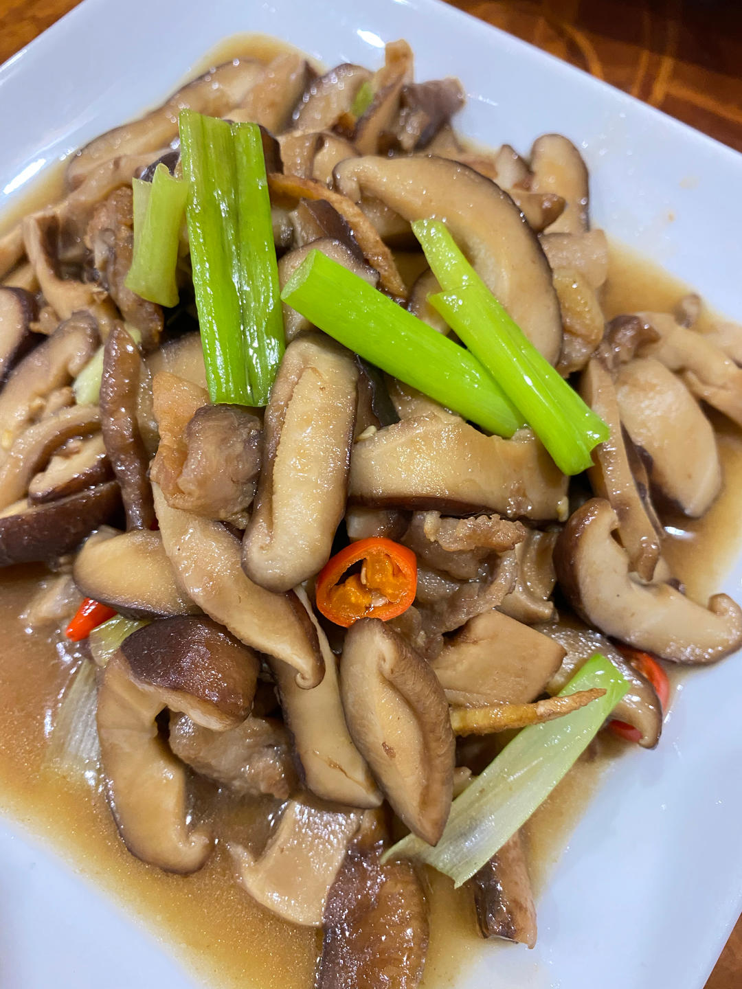 家常快手菜，鲜香菇炒肉，鲜甜美味抢着吃的节奏