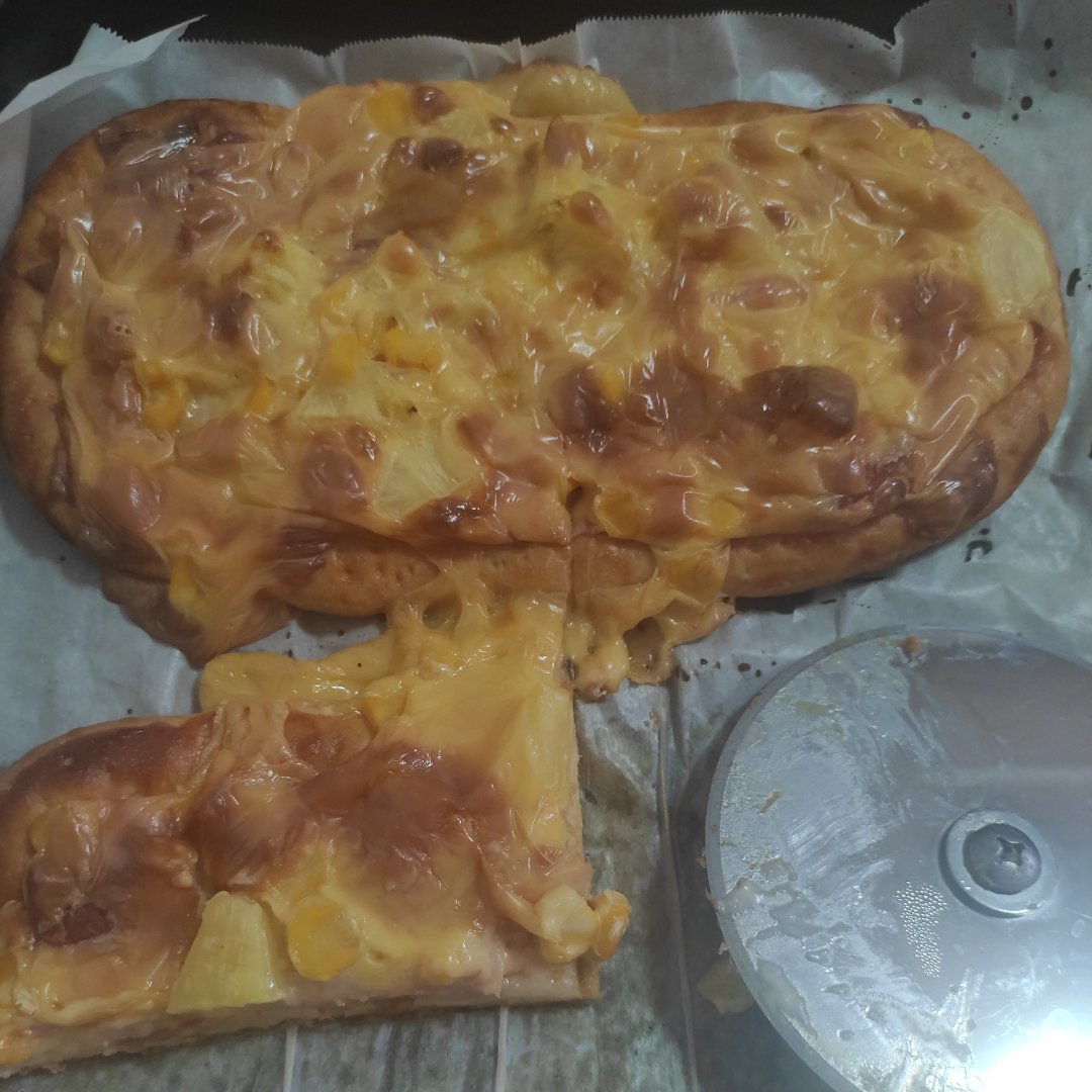 薄饼脆皮火腿pizza