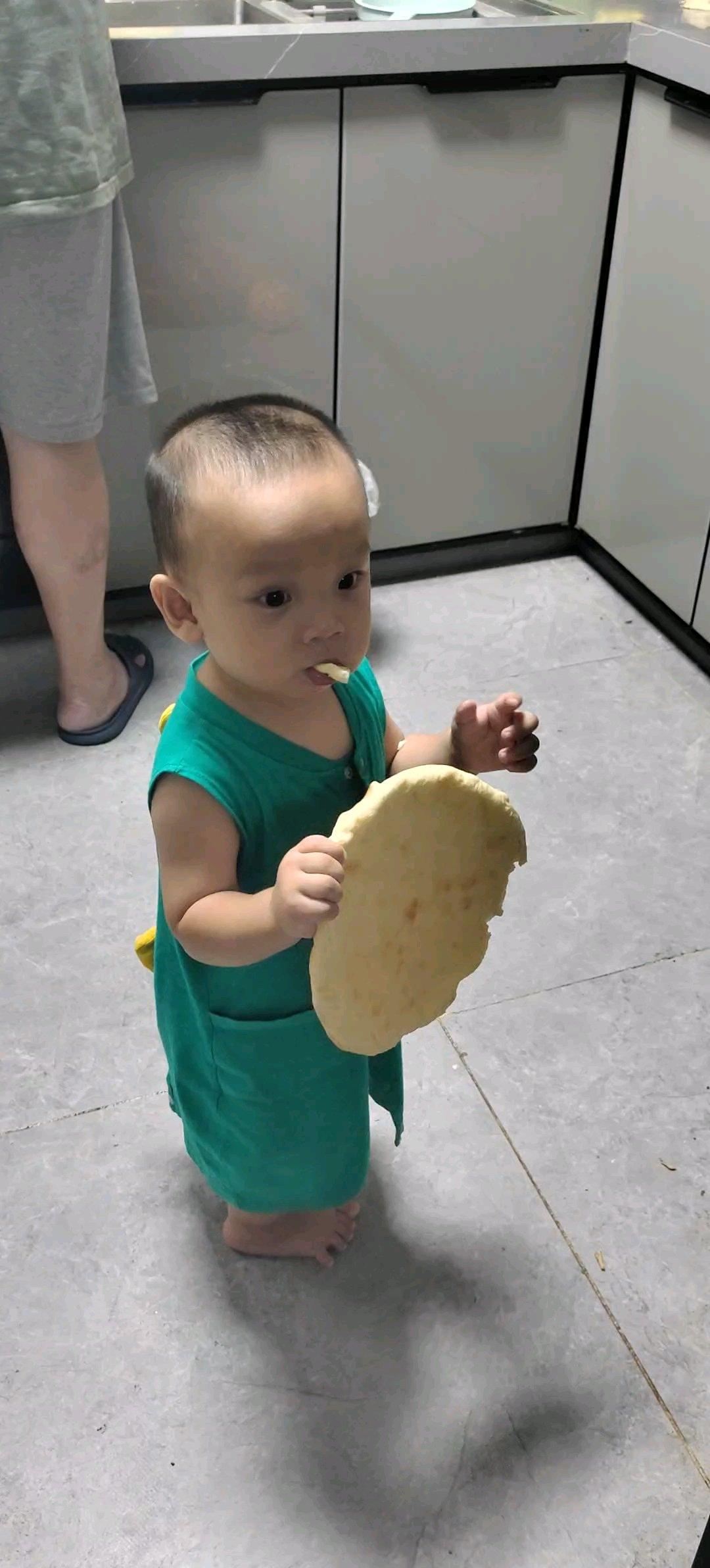 自制披萨饼皮（普通家用面粉版，无黄油可用玉米油代替）