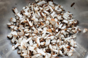 菌汤面条 看得见的香菇 尝得到的鲜美 这才是真正的菌汤的做法 步骤3