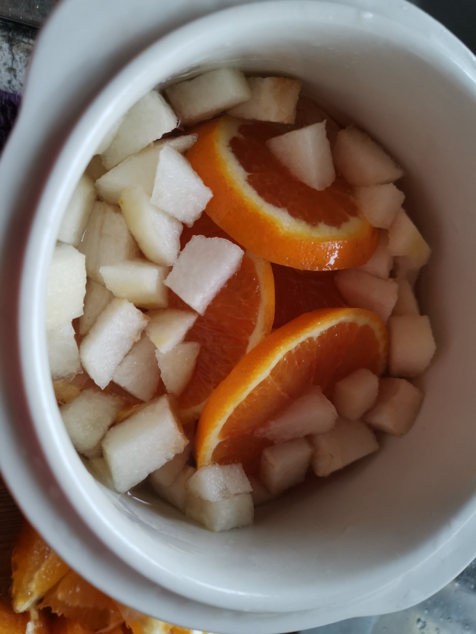 冰糖雪梨橙子煲的做法 步骤3